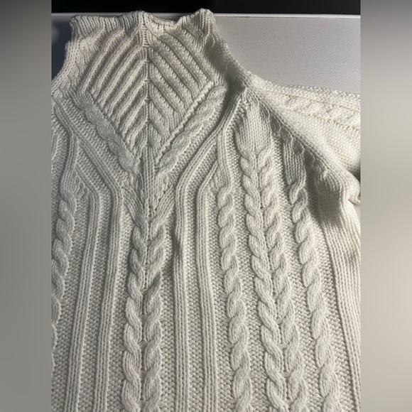 Cold shoulder, white woollen sweater - Picture 3 of 4